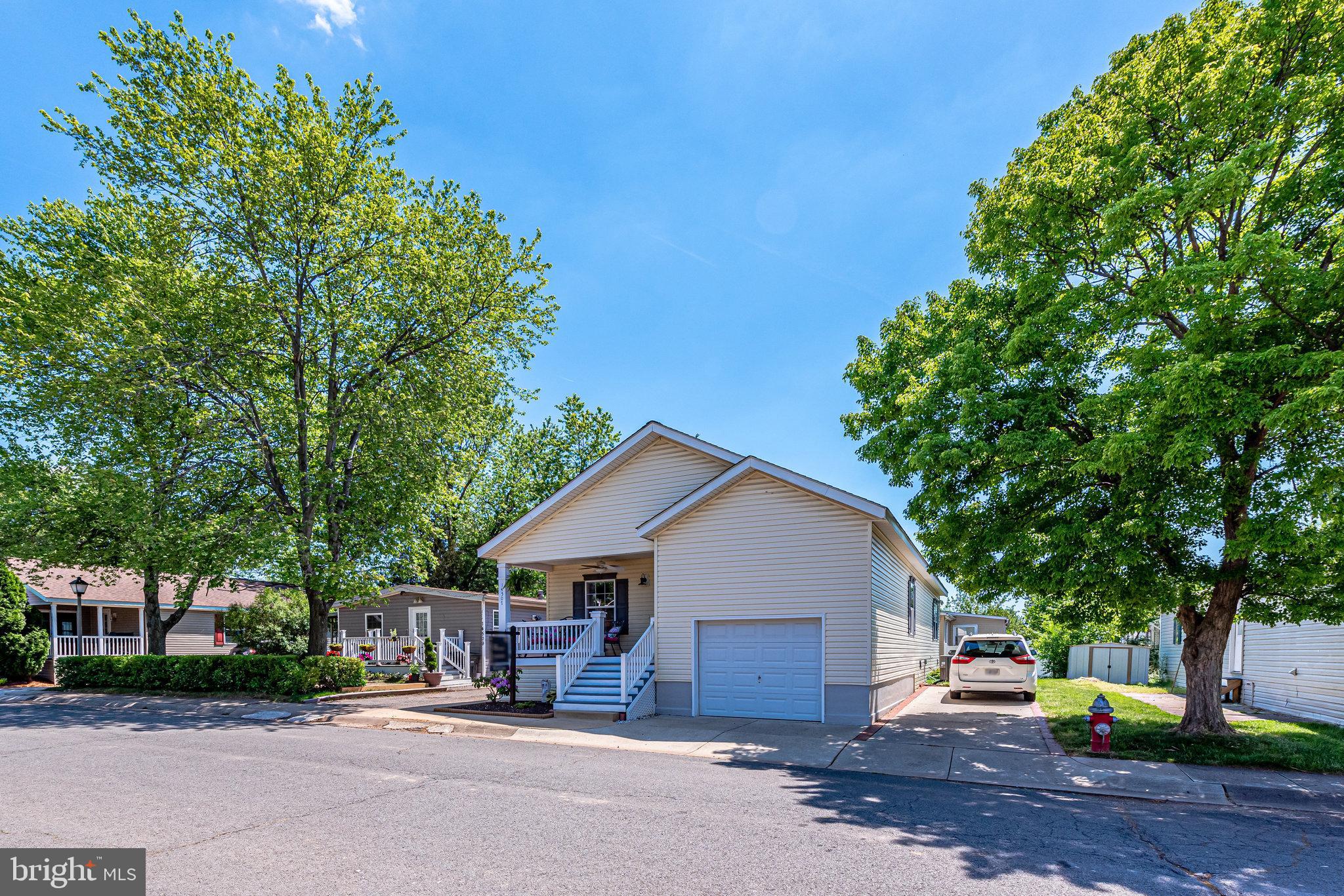 MEADOWS OF CHANTILLY - Residential