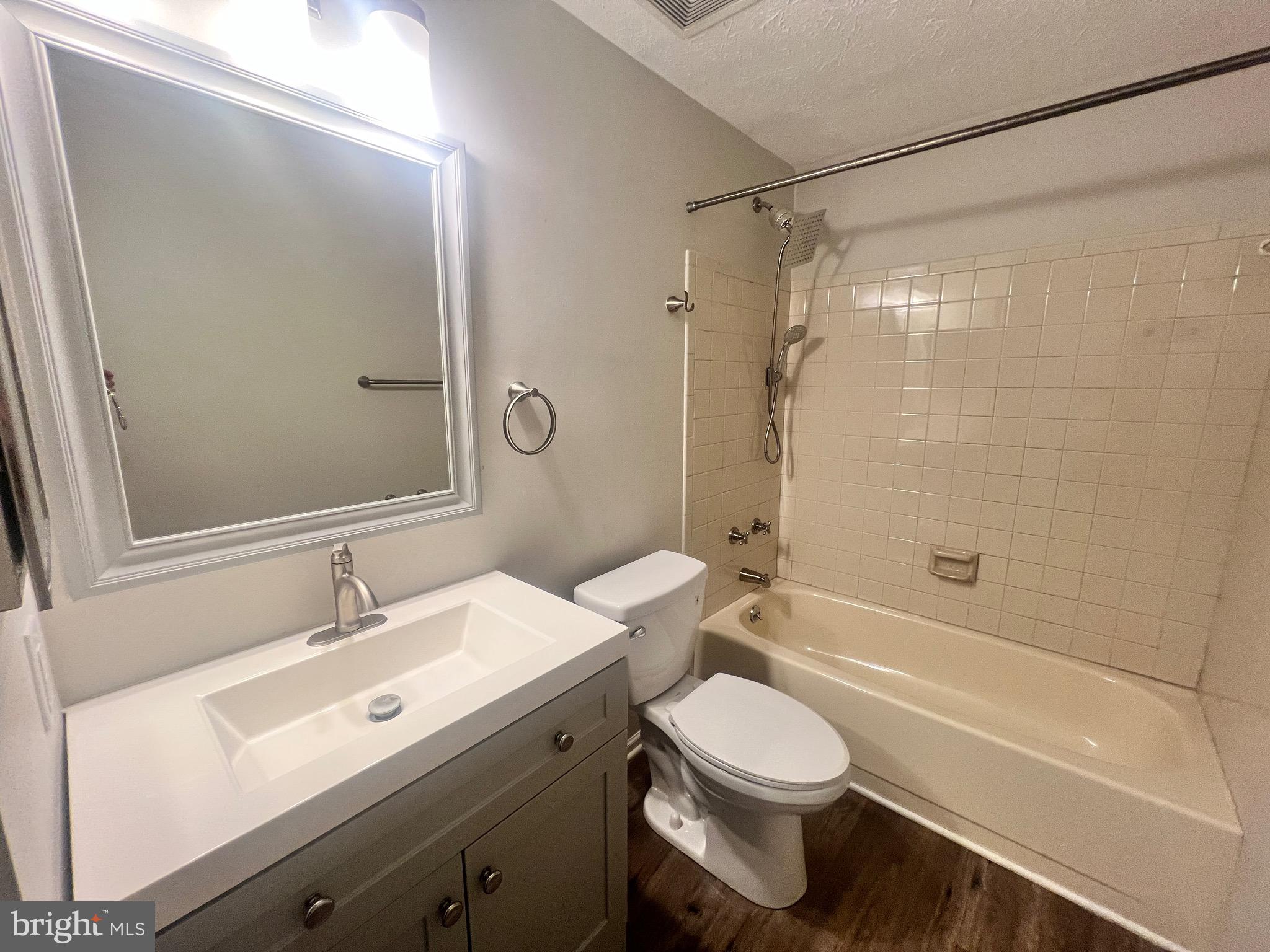 HILLCREST ORCHARDS - Residential Lease