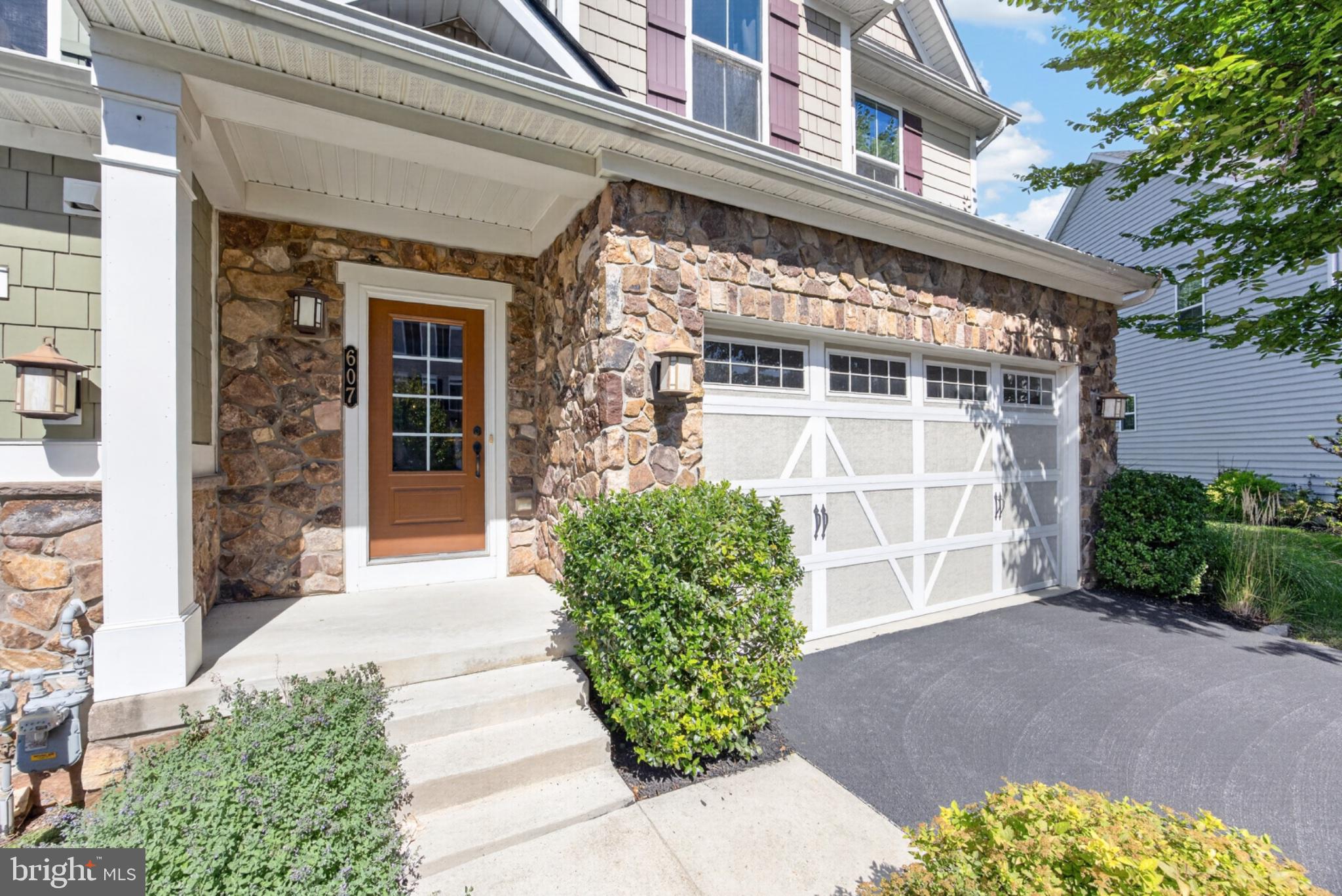 607 CLIFF LANE