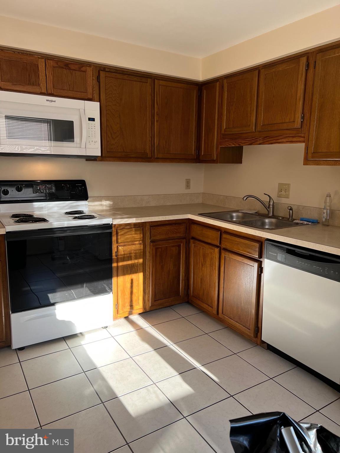 COLONY VILLAGE - Residential Lease