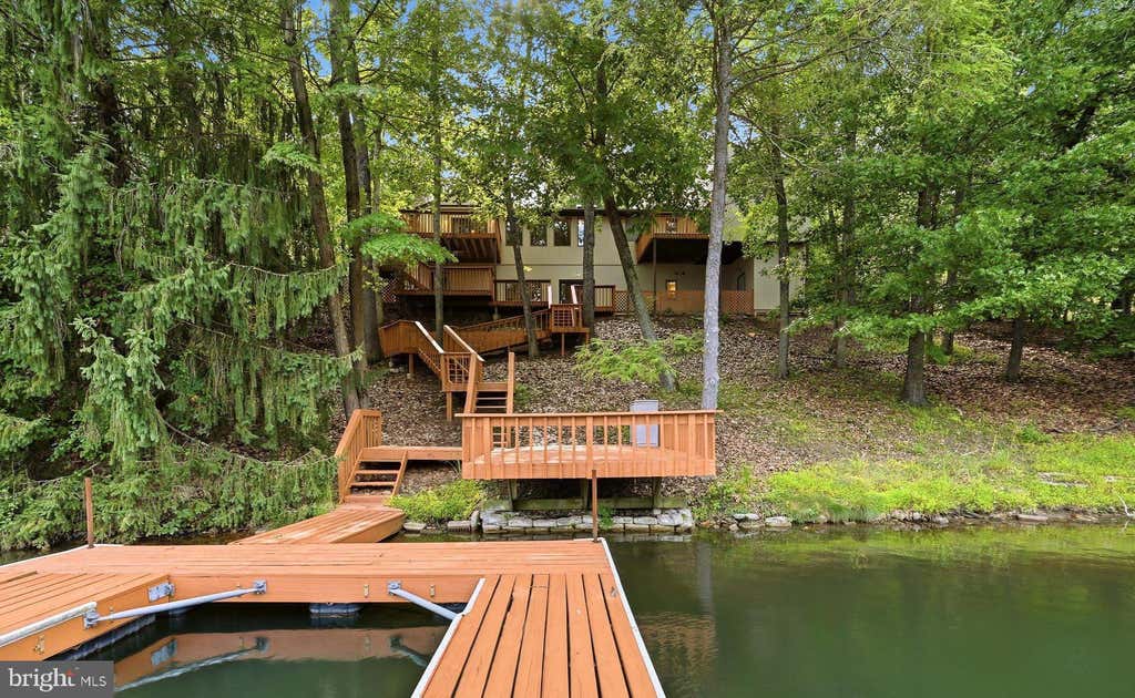 Photo of 1003 Lakeview Drive, CROSS JUNCTION, VA 22625 (MLS # VAFV2044114)