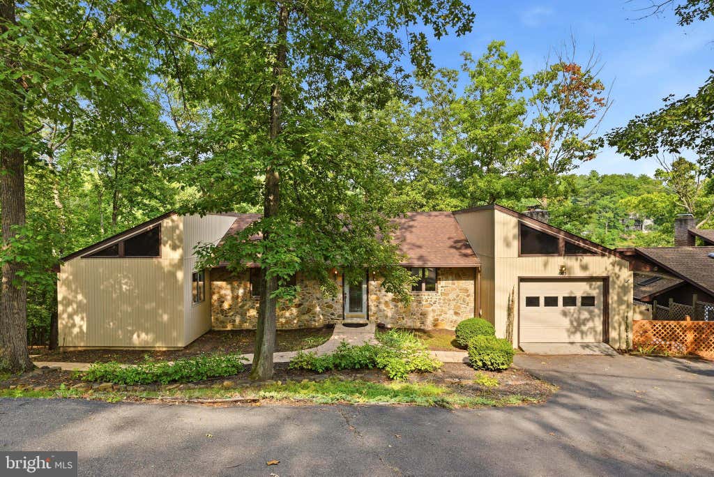 Photo of 1003 Lakeview Drive, CROSS JUNCTION, VA 22625 (MLS # VAFV2044114)