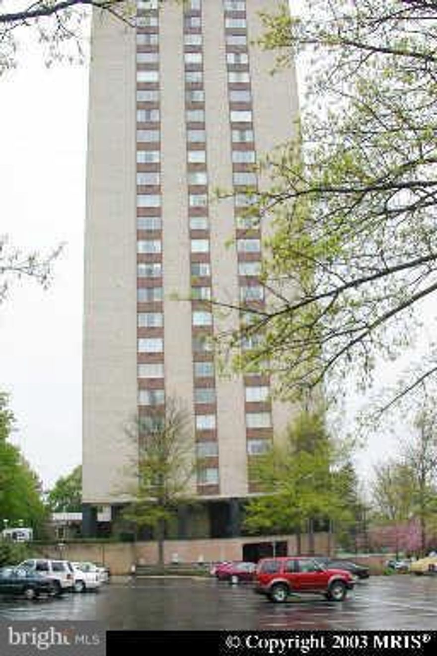 Bright and spacious one bedroom.Steps from Rio shopping, Restaurants and movies  and transportation. 24 hours front desk