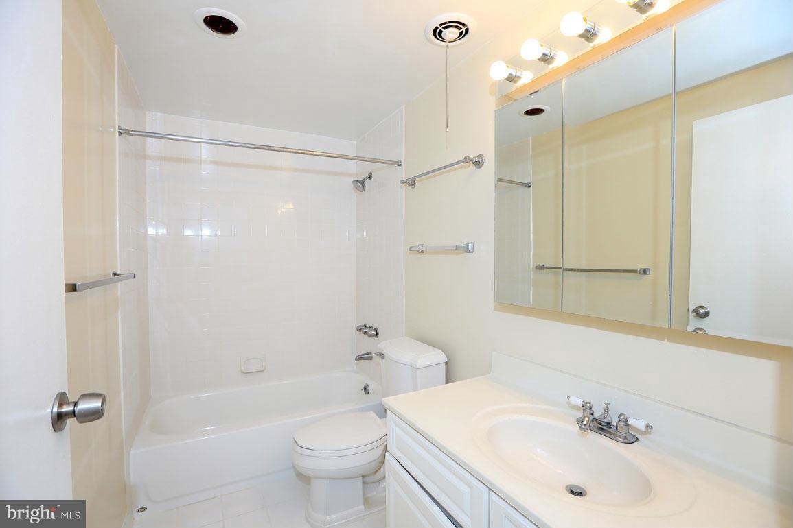 WASHINGTON TOWER - Residential Lease