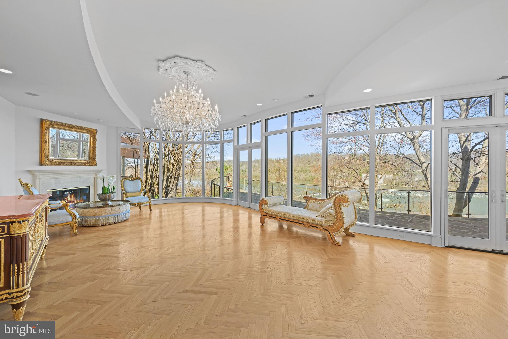 CHAIN BRIDGE - Residential