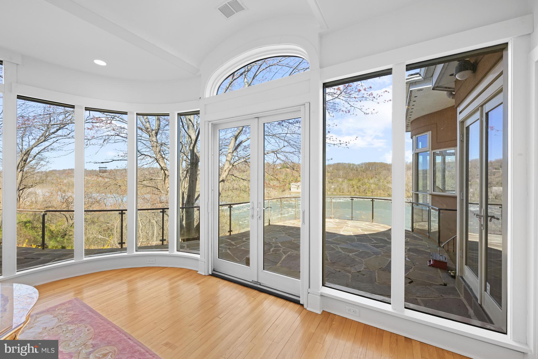 CHAIN BRIDGE - Residential