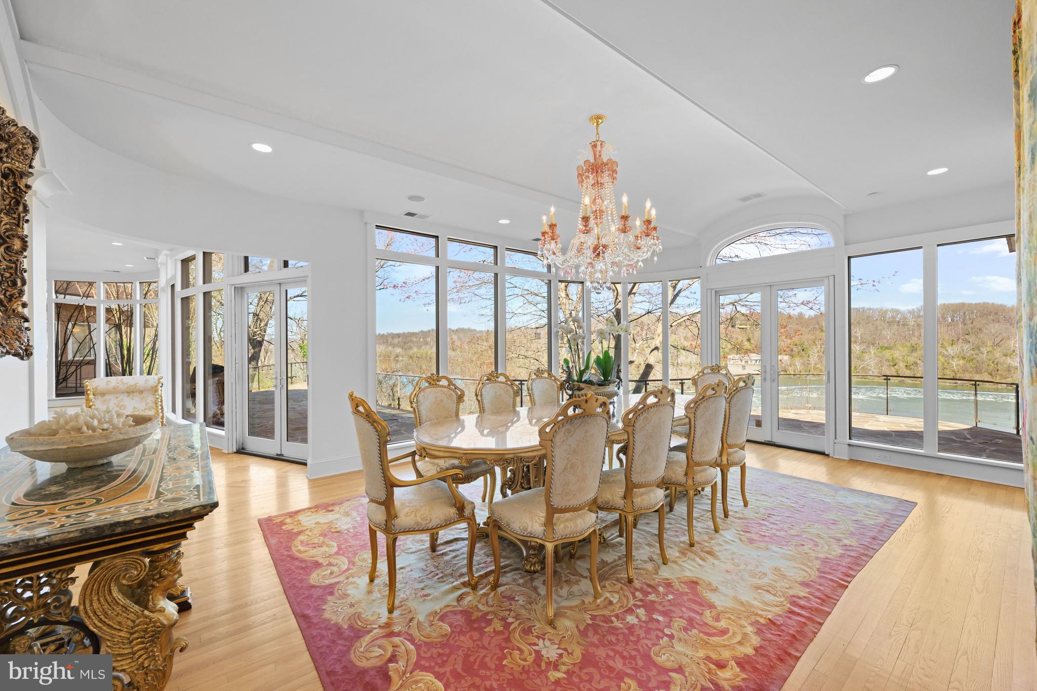 CHAIN BRIDGE - Residential