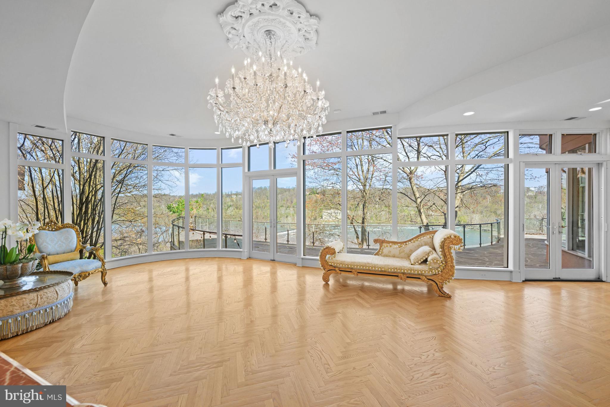 CHAIN BRIDGE - Residential