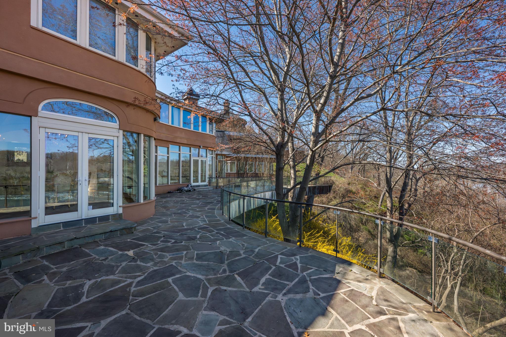 CHAIN BRIDGE - Residential