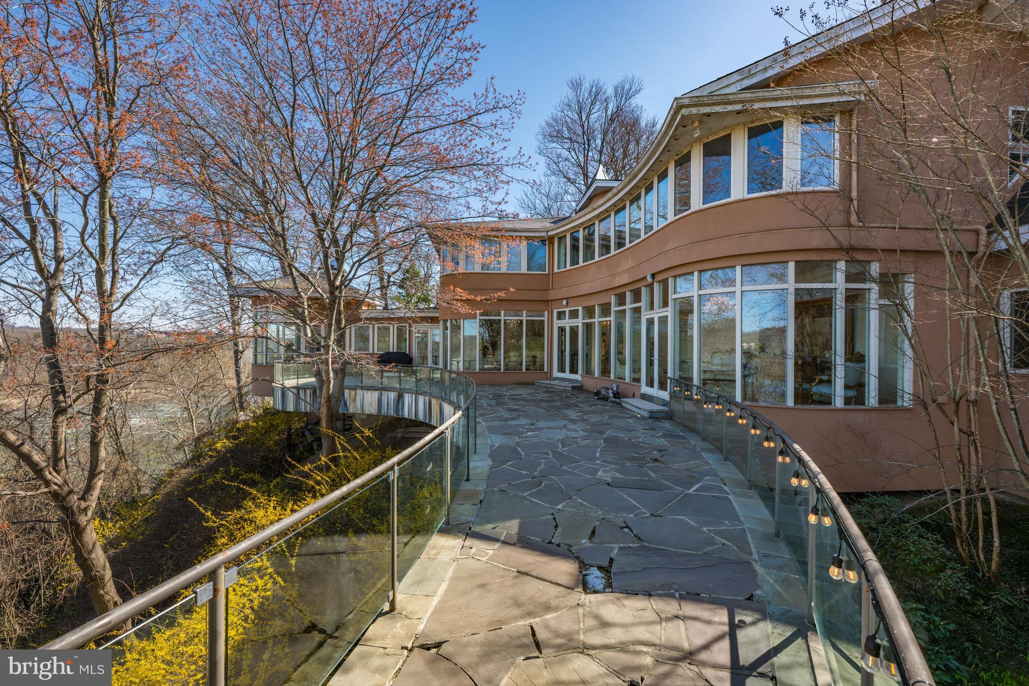 CHAIN BRIDGE - Residential