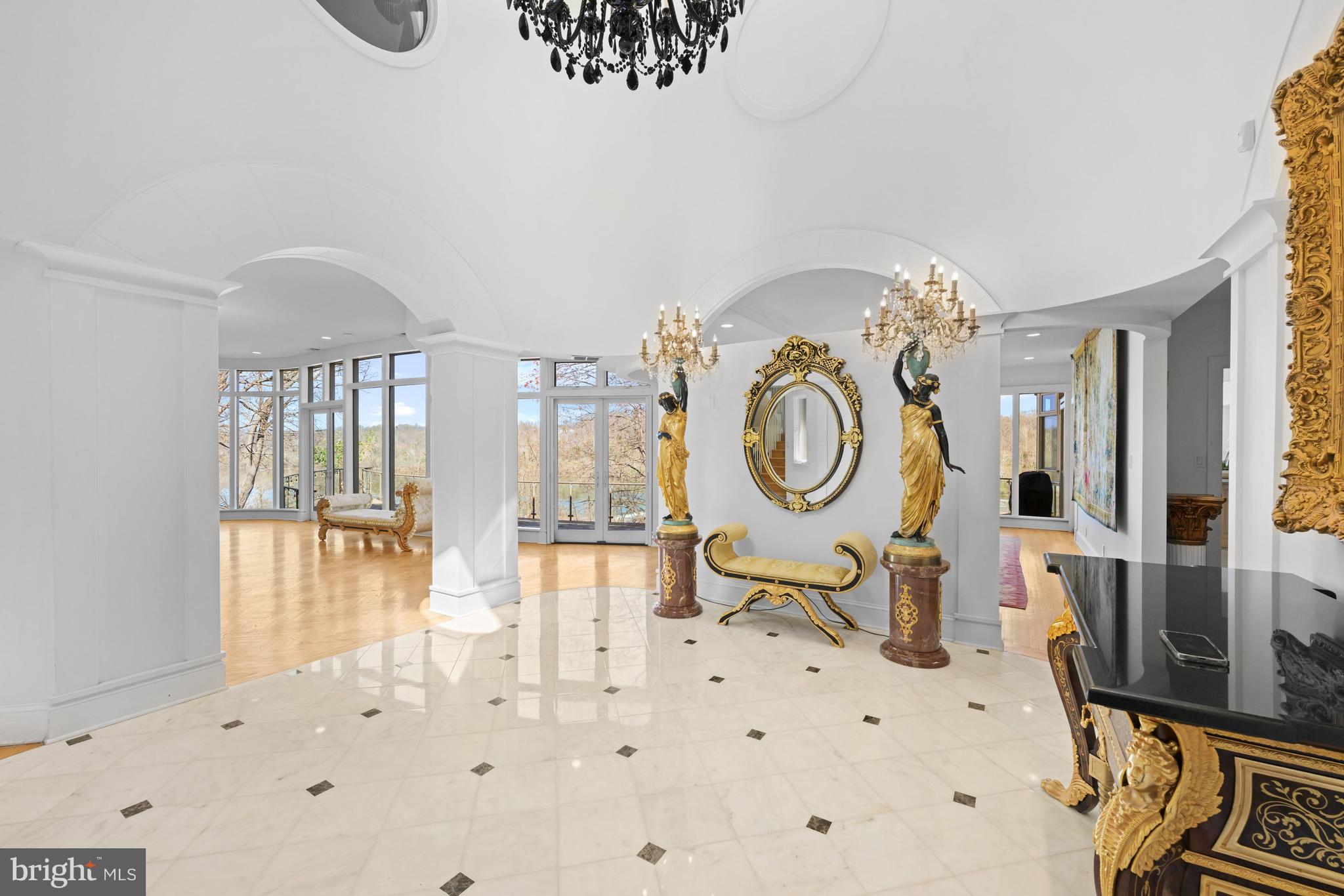 CHAIN BRIDGE - Residential