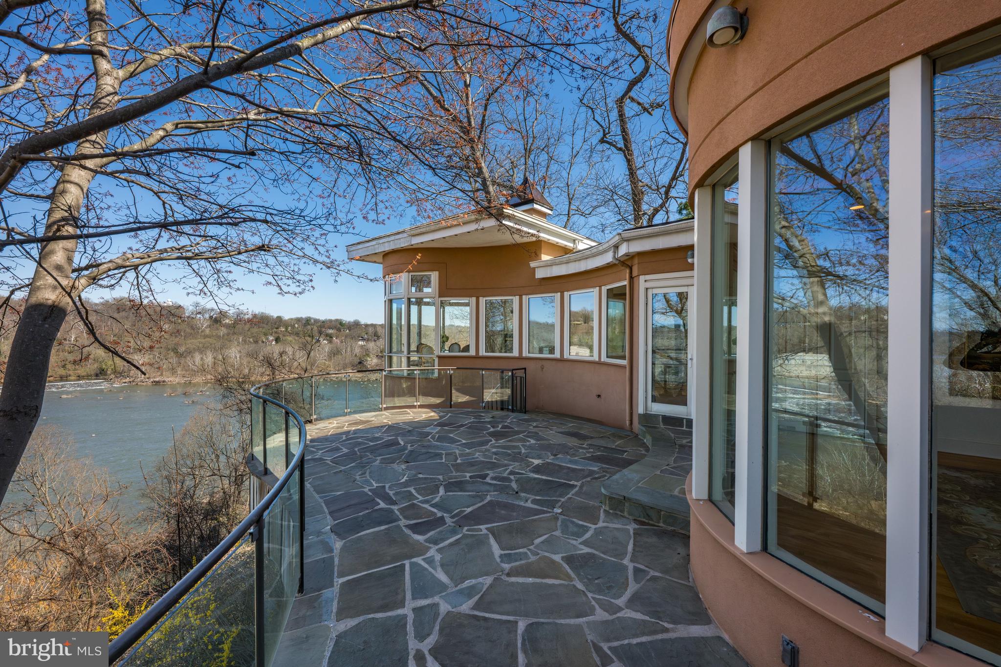 CHAIN BRIDGE - Residential
