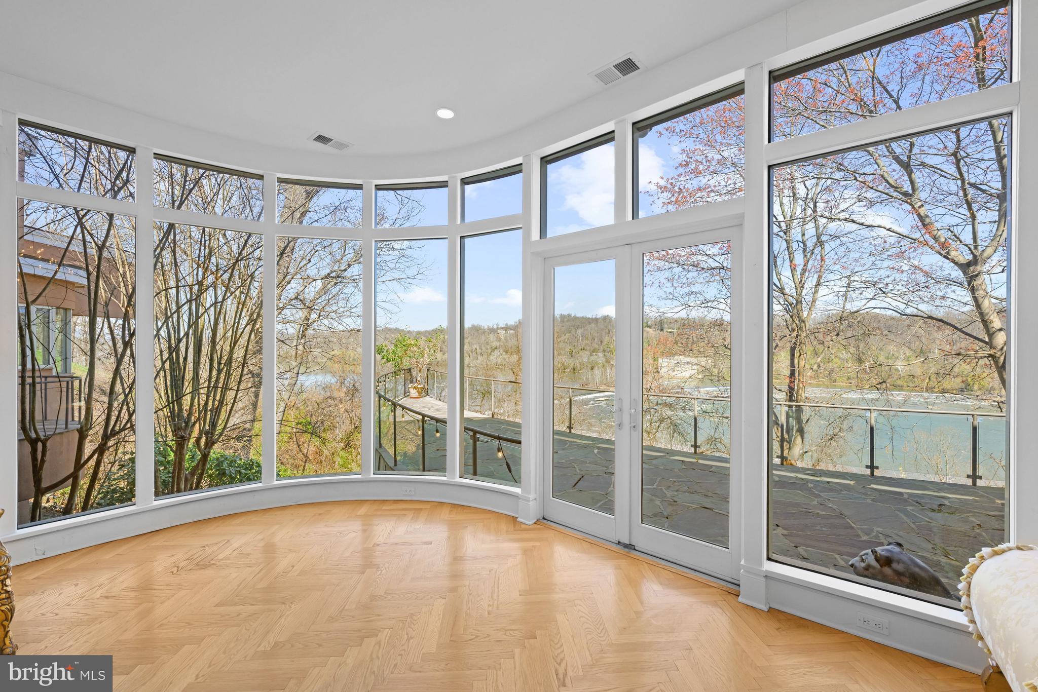 CHAIN BRIDGE - Residential