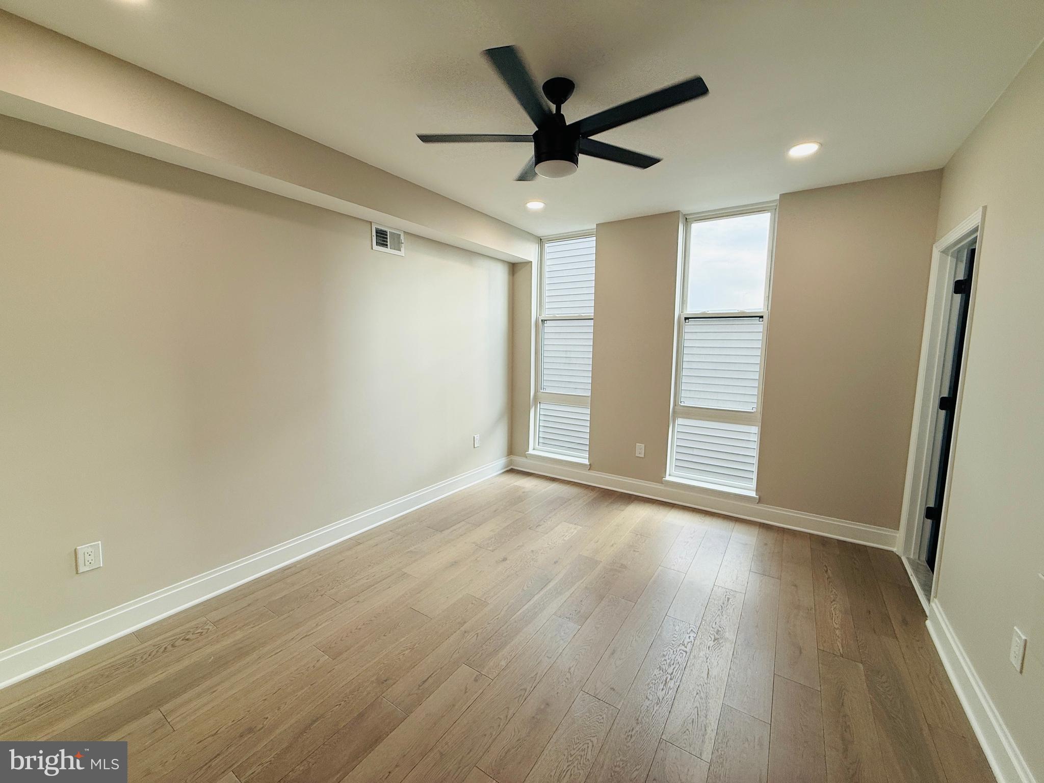 QUEEN VILLAGE - Residential