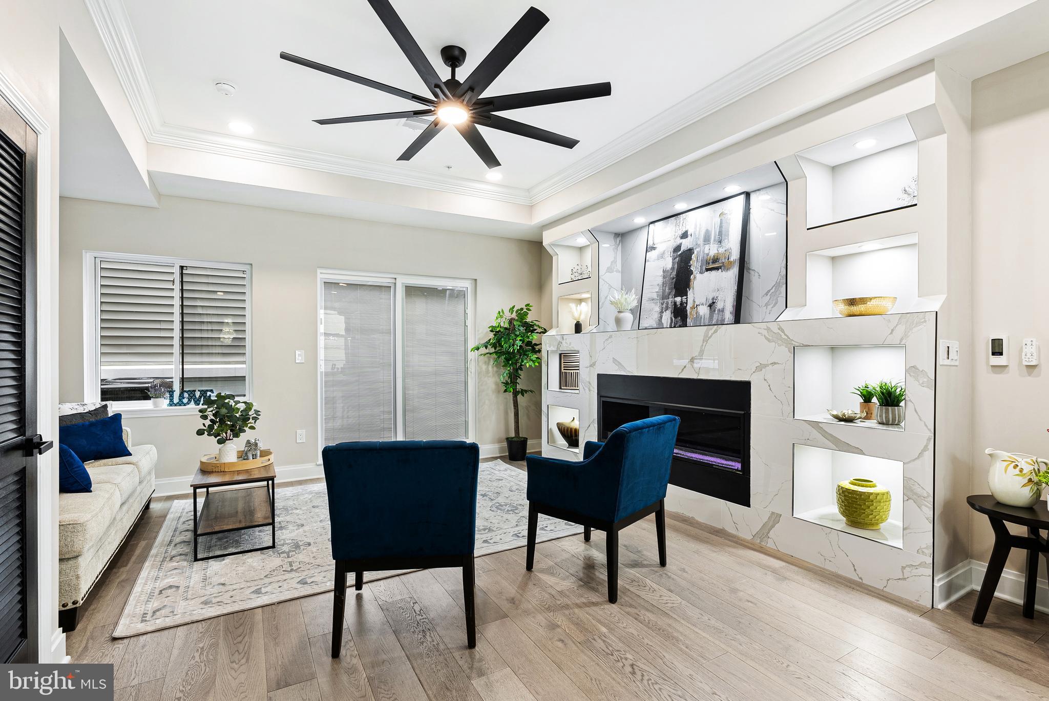 QUEEN VILLAGE - Residential