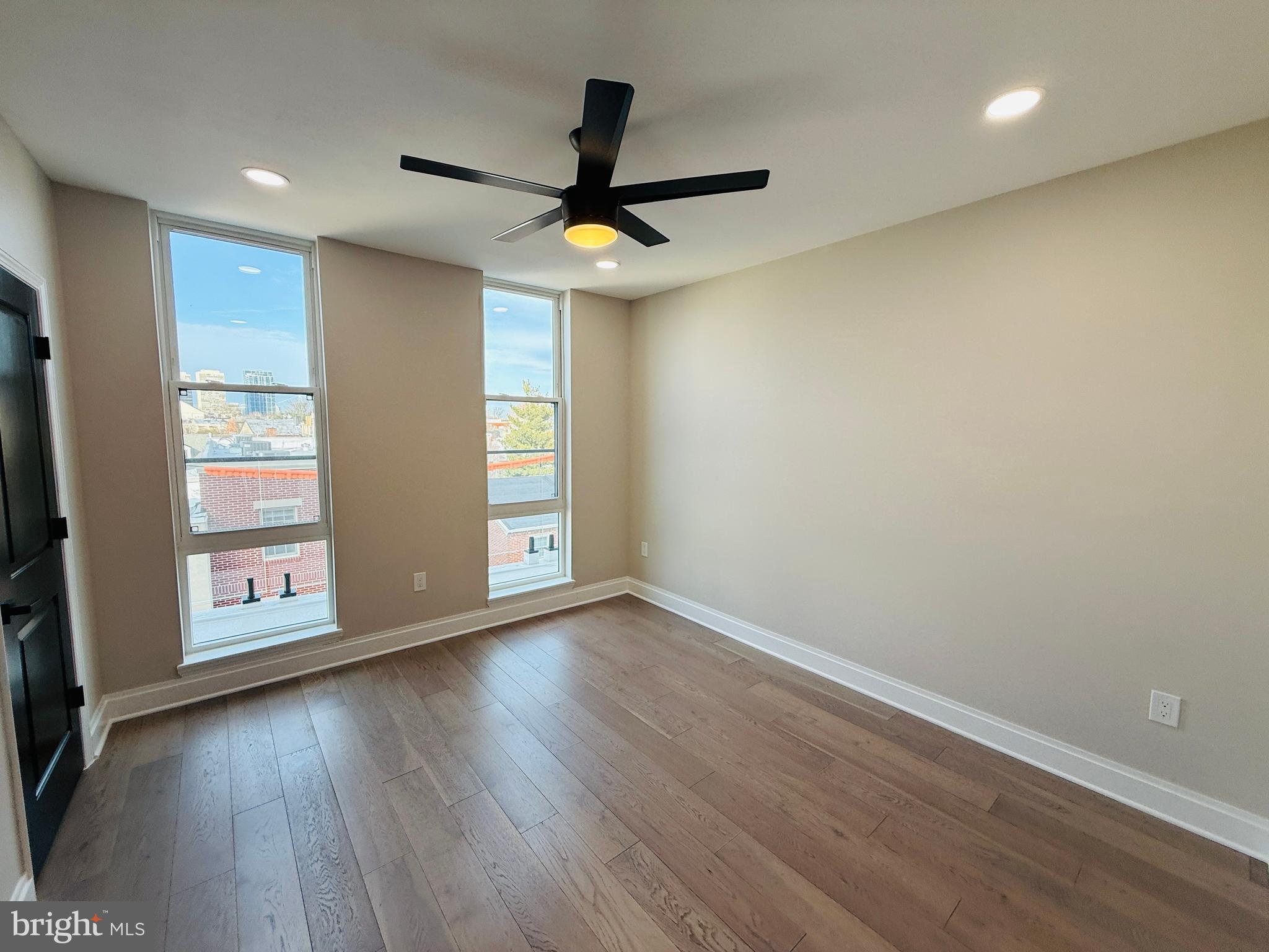 QUEEN VILLAGE - Residential