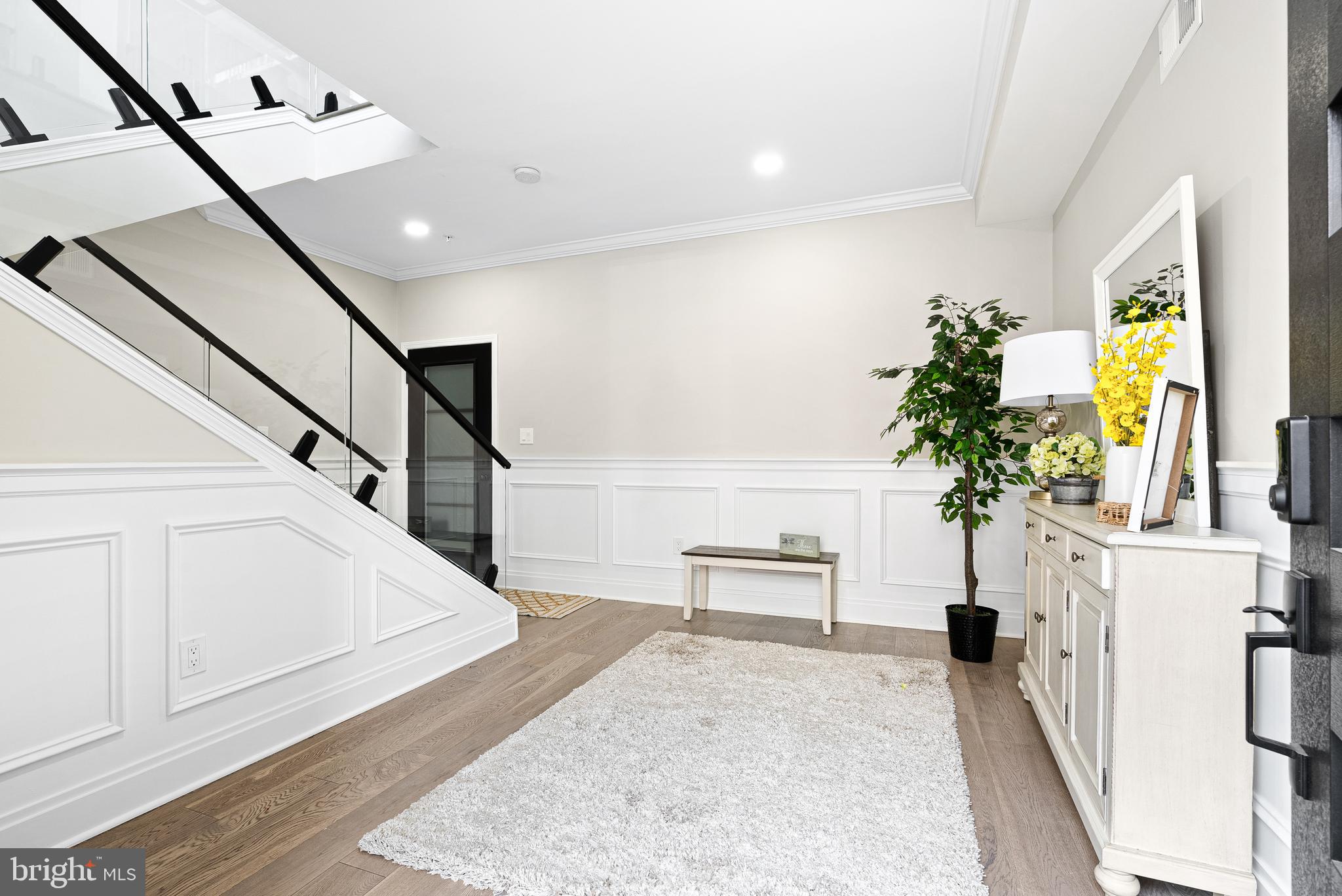 QUEEN VILLAGE - Residential