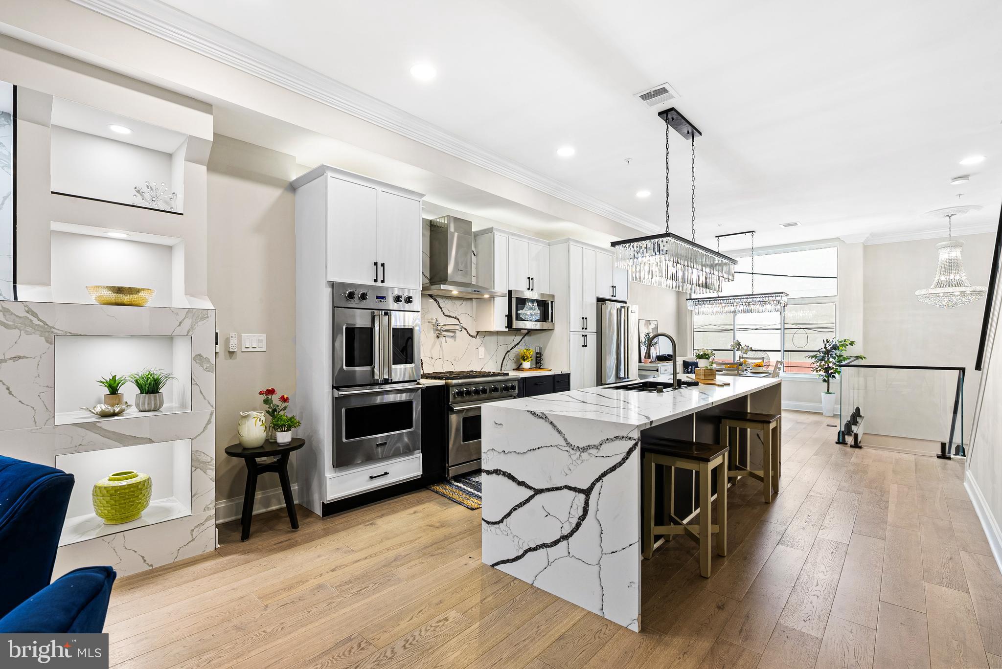 QUEEN VILLAGE - Residential