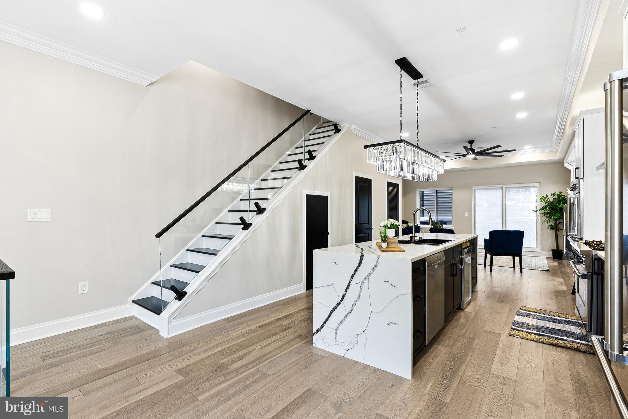 QUEEN VILLAGE - Residential