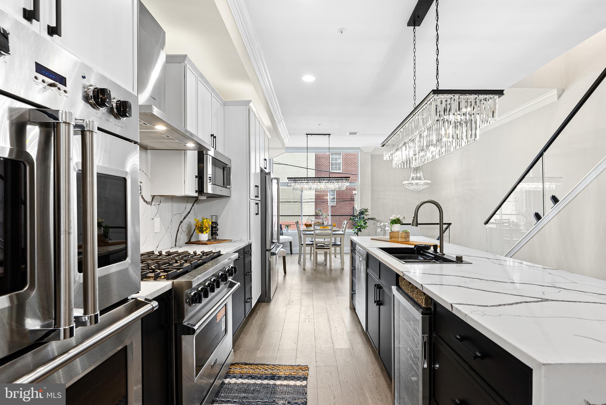 QUEEN VILLAGE - Residential
