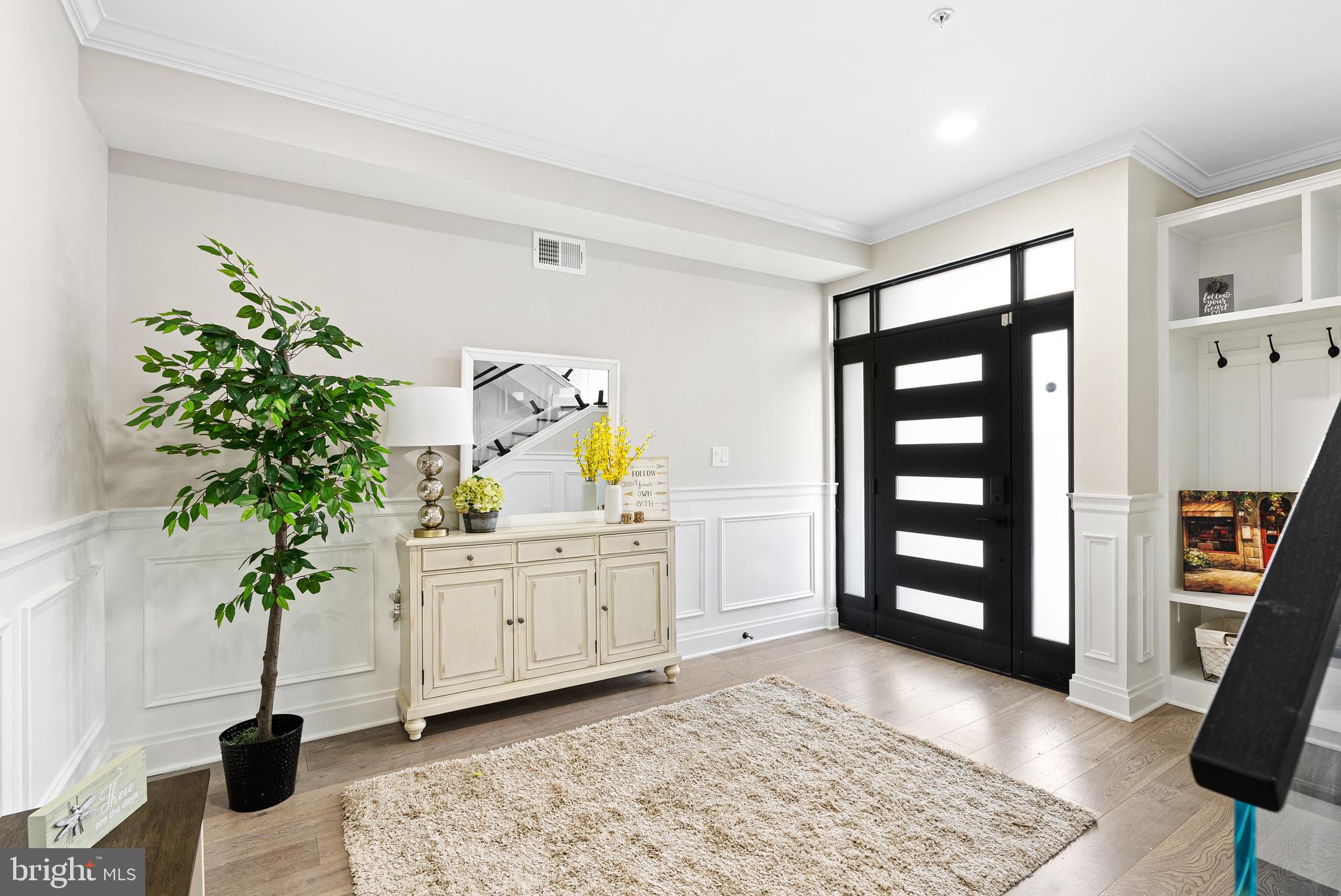 QUEEN VILLAGE - Residential