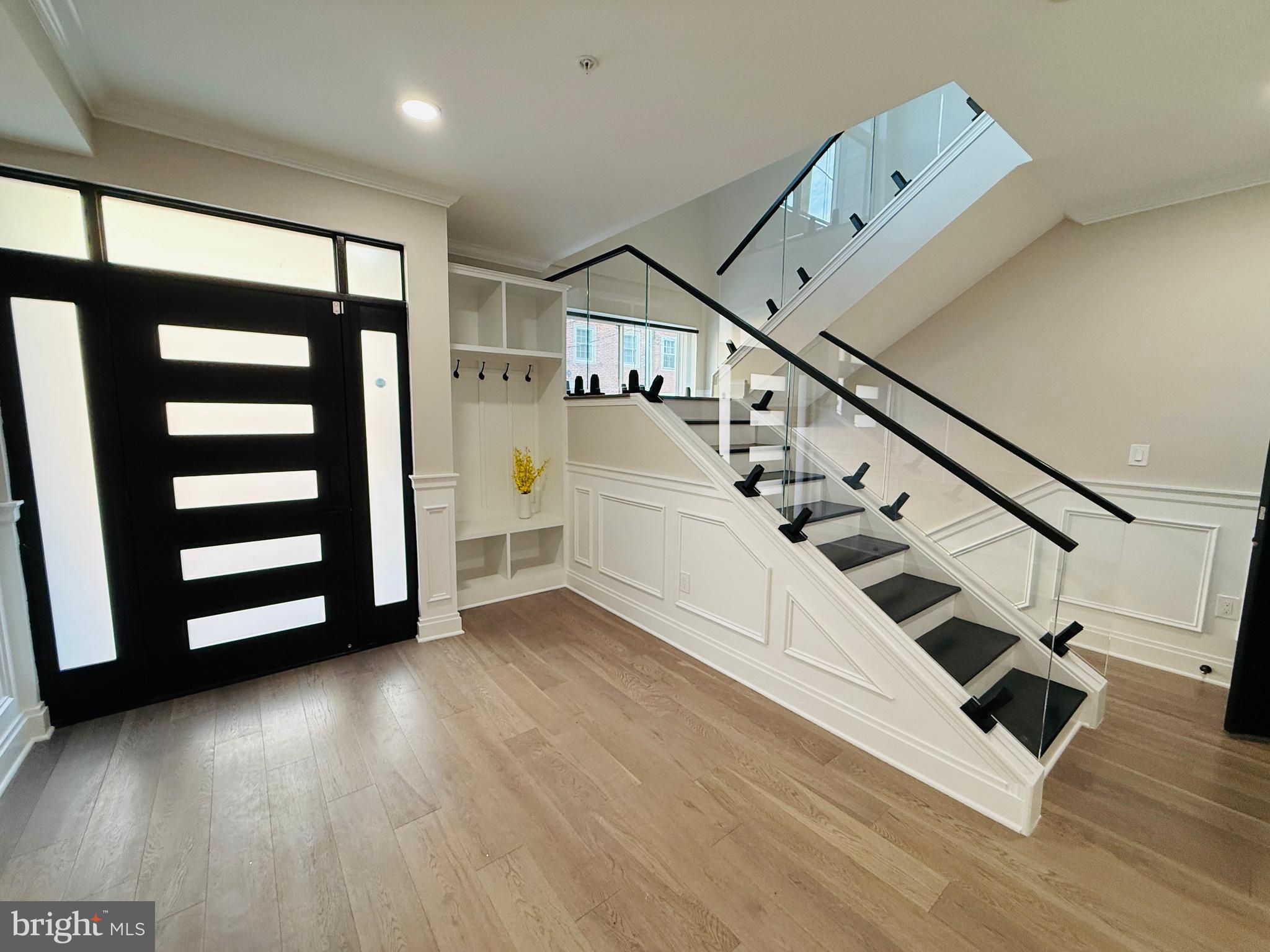 QUEEN VILLAGE - Residential