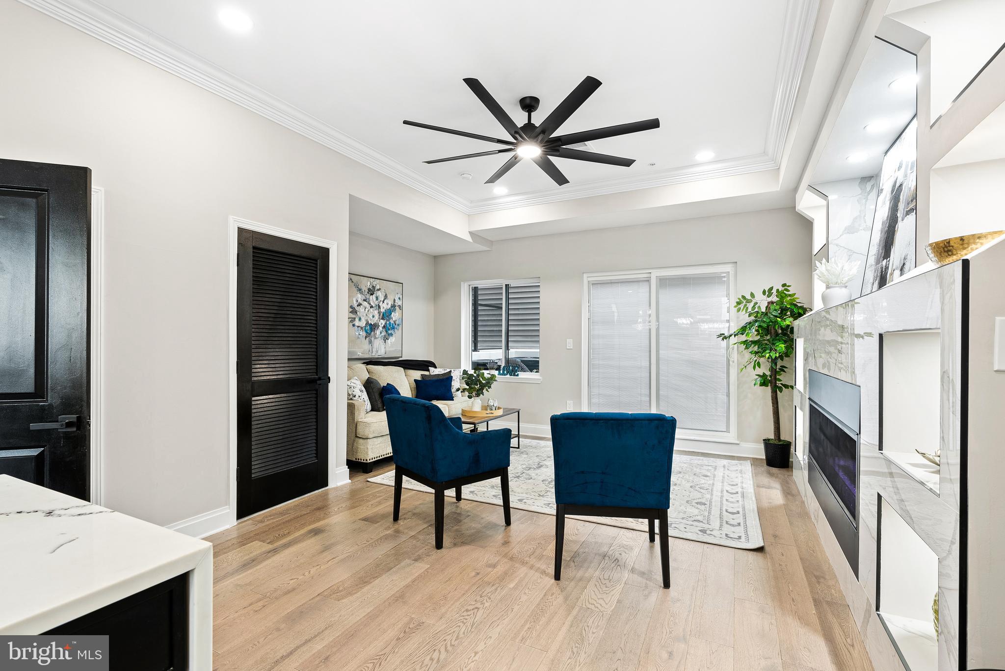 QUEEN VILLAGE - Residential