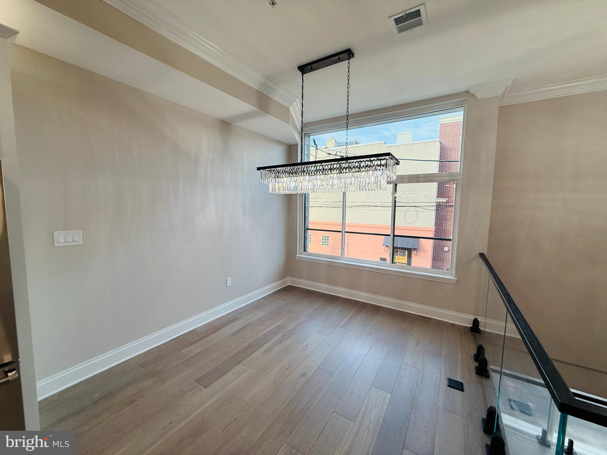 QUEEN VILLAGE - Residential