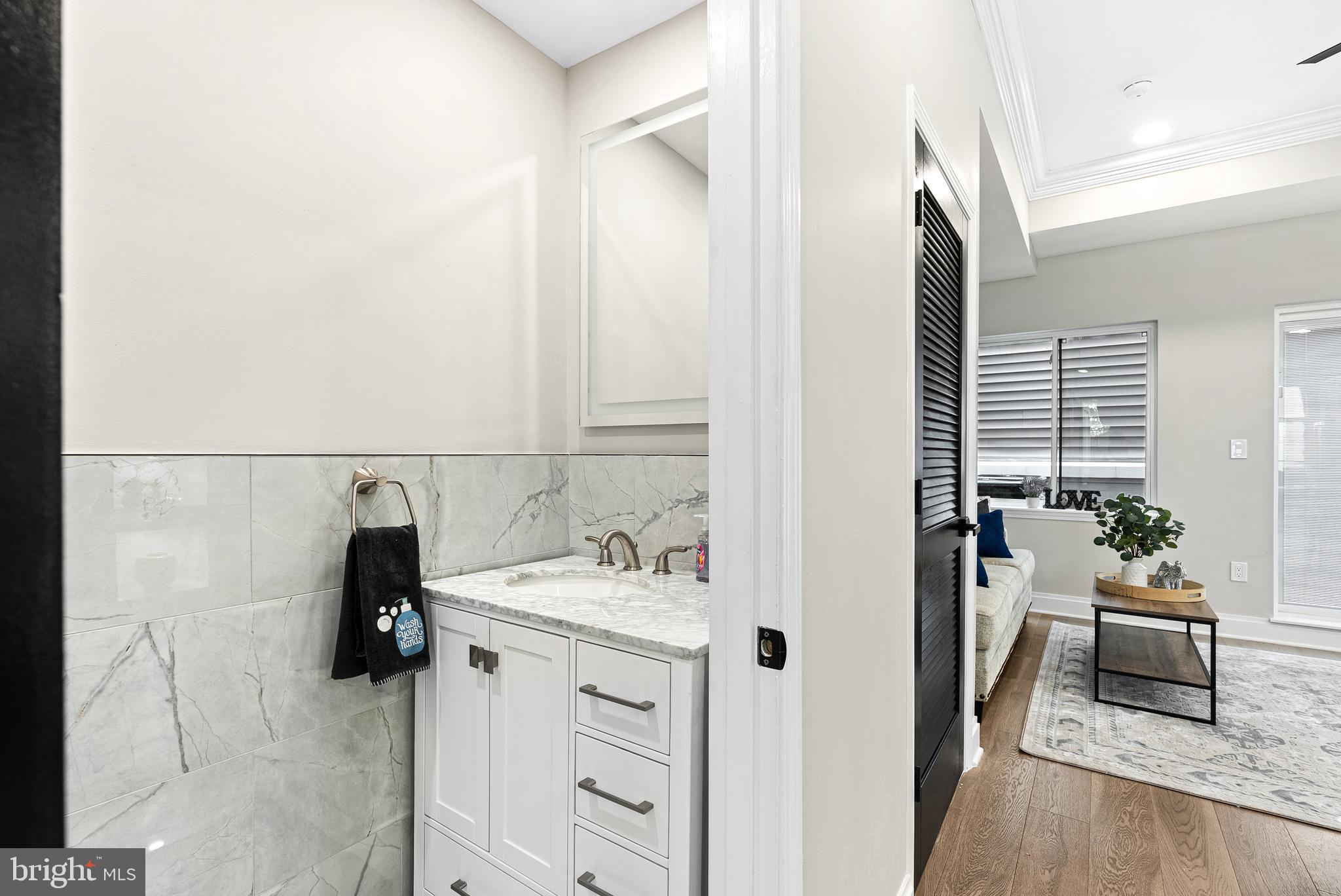 QUEEN VILLAGE - Residential