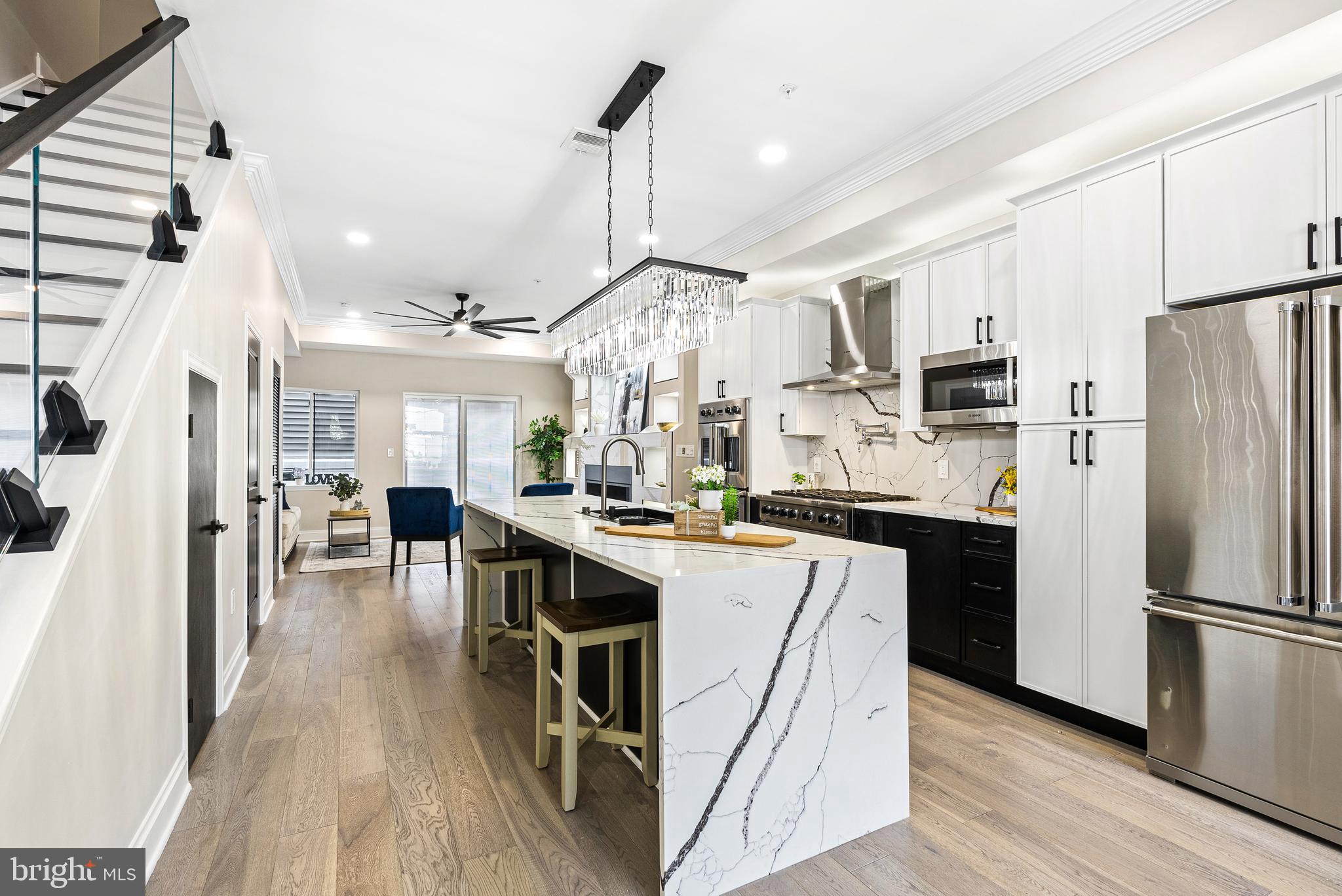 QUEEN VILLAGE - Residential