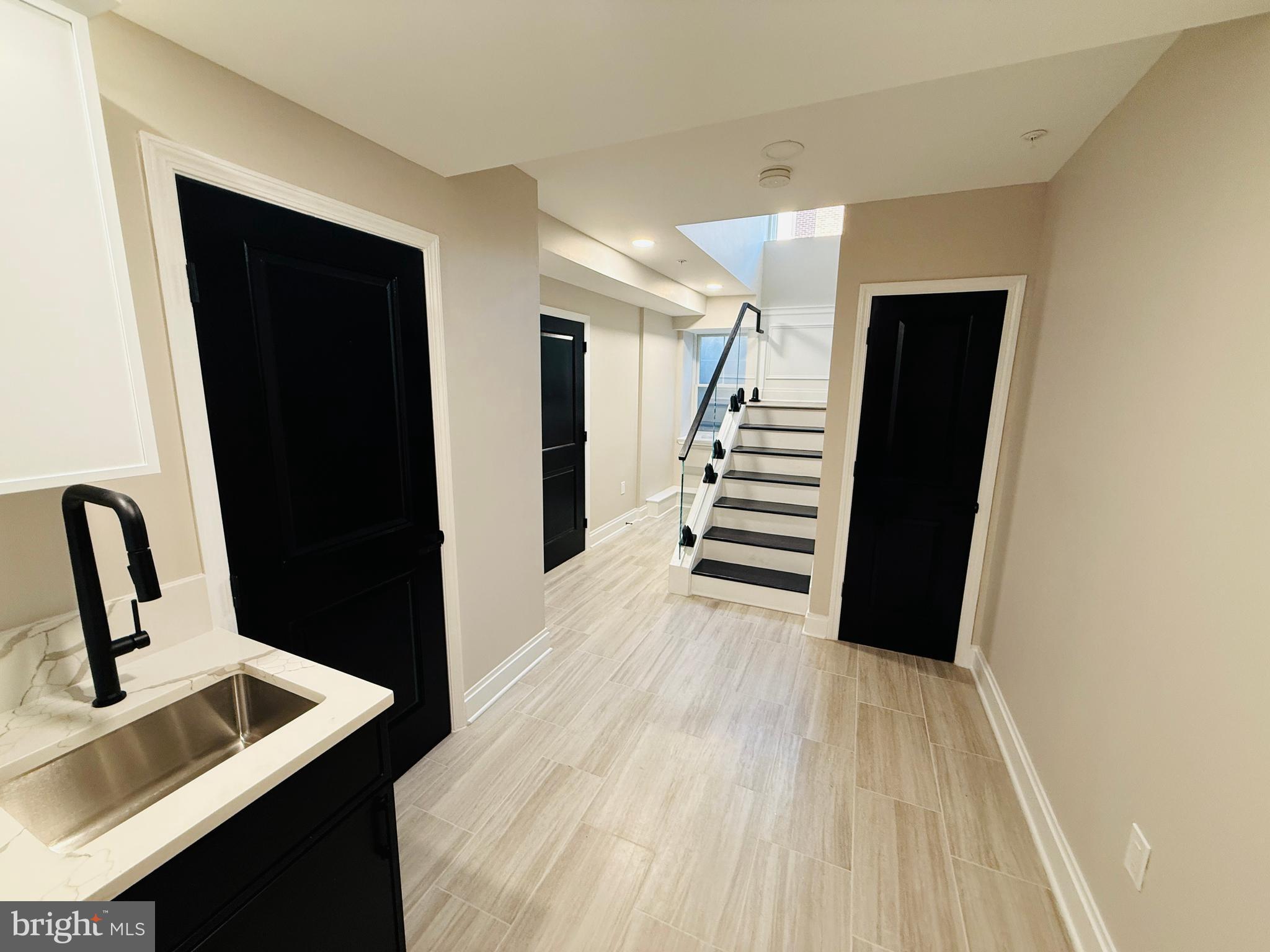 QUEEN VILLAGE - Residential