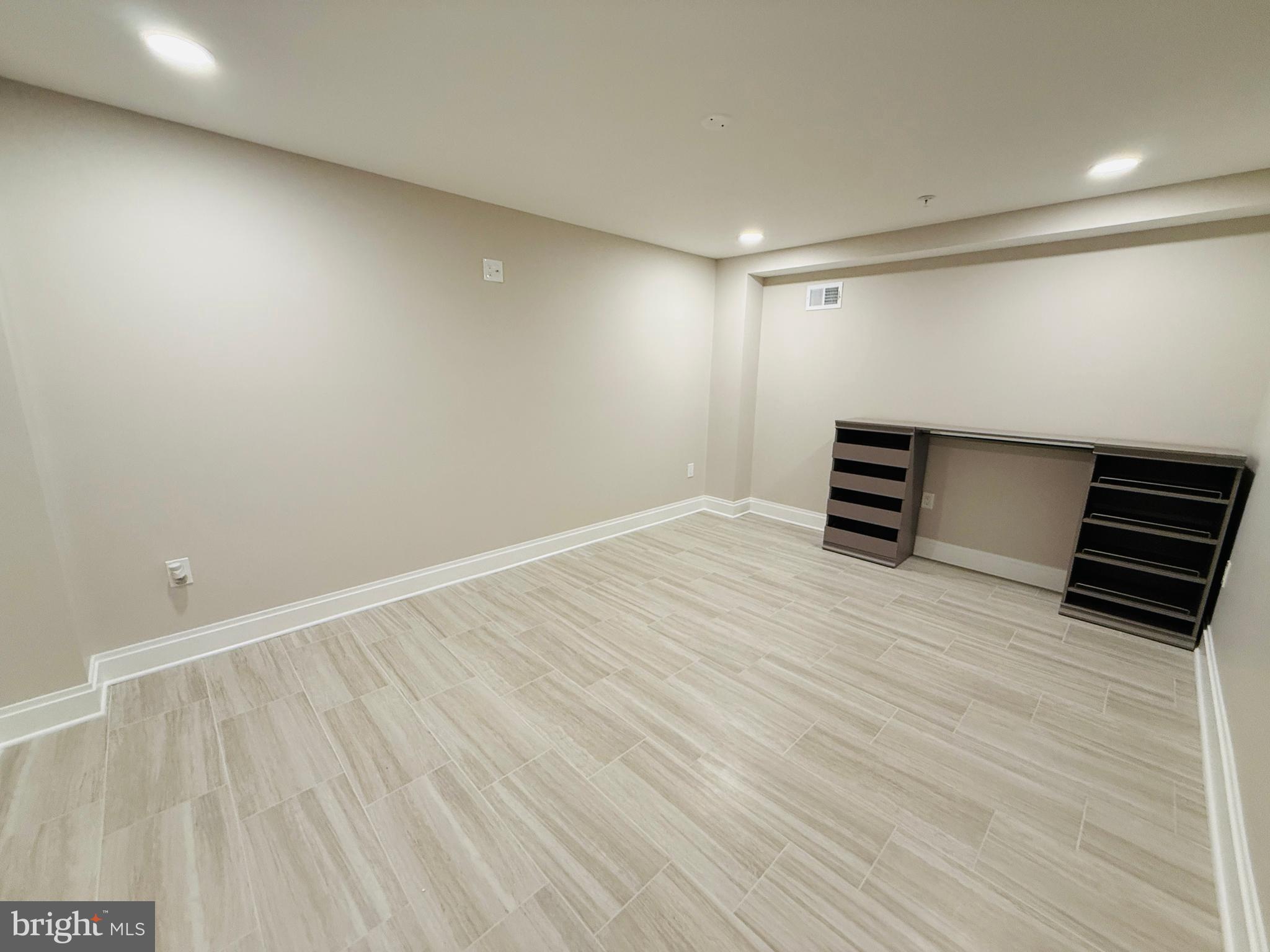 QUEEN VILLAGE - Residential