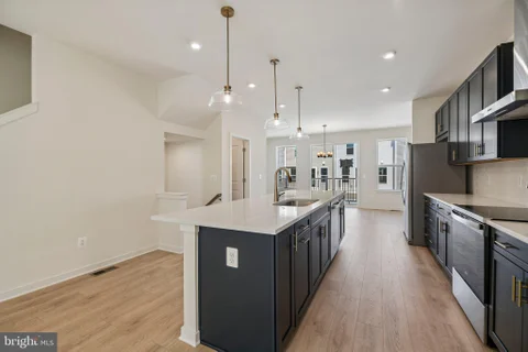 MLS: VAPW2128614