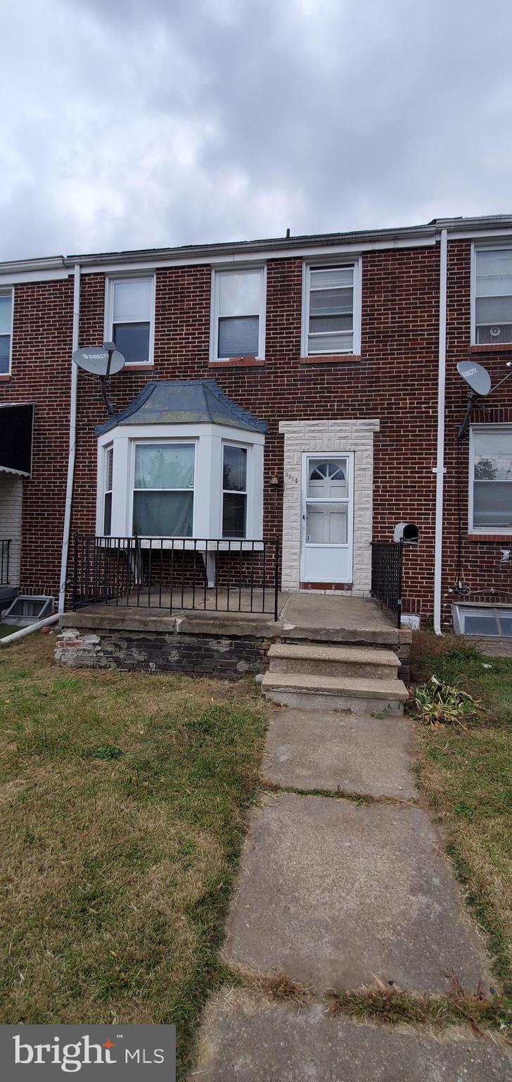 Come see this diamond in the rough! Sold "AS IS"! Bring your ideas to this home that still has its original hardwood floors! Need some TLC . Perfect for FTHB with a greater vision. Hurry! it will not last!
It has 2 car parking pads on the back!
Buyer to verify Ground rent!