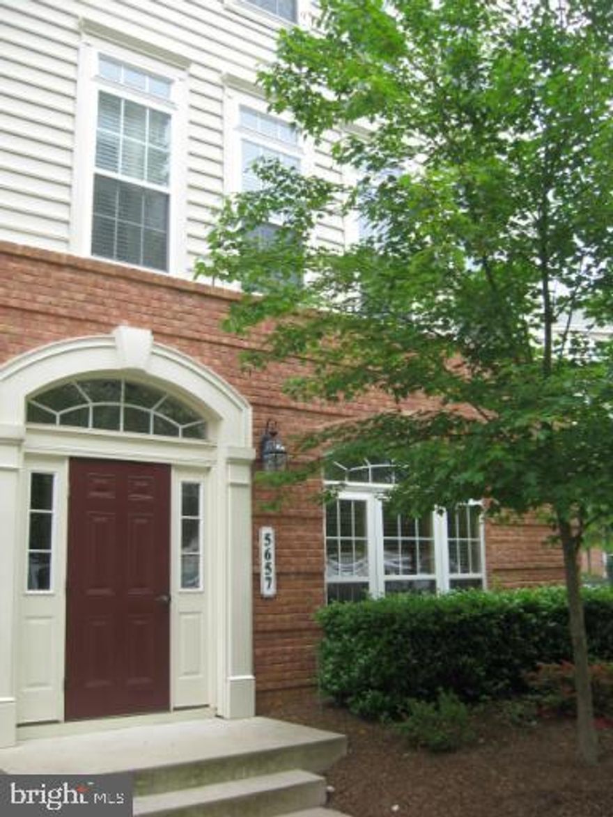 ***Applications received and approved***  END UNIT, 3 BR, 2.5 BA, 2 Levels * GROUND LEVEL 1 CAR GARAGE * KITCHEN WITH GRANITE COUNTER TOPS * MBR WITH TRAY CEILING & 2 WALK-IN CLOSETS, * JACUZZI, IN MBA WITH SEPARATE SHOWER * LIGHT FILLED BR WITH PLANTATION SHUTTERS & BLINDS * FREE SHUTTLE & 2 MILES TO METRO * MATISSE MODEL * Carpet  professionally cleaned *(PLEASE REMOVE SHOES)
Very good condition. Lease start days are only weekdays.