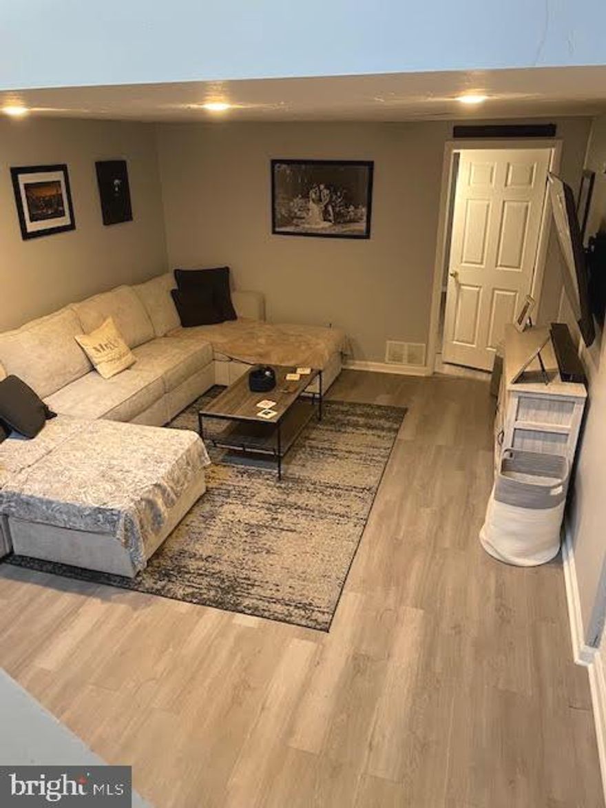 Available 7/1/25! This is a nice corner property with good light and its own private entrance! It’s a bi-level 1 bedroom, den, 1 bath with storage area, Pergo flooring, nicely renovated, it includes washer/dryer/refrigerator/
garbage disposal, dishwasher/central air! Fantastic location. Convenient to Broad Street, stadiums, transportation, and to Center City.