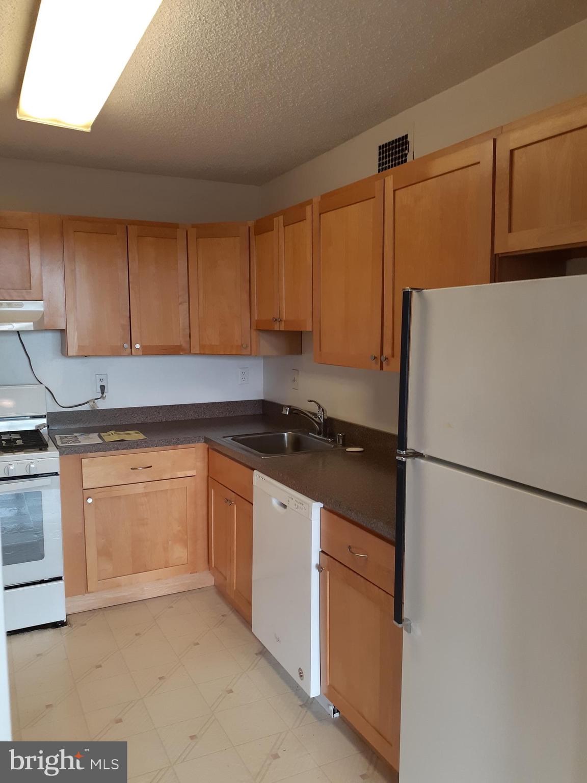 PROMENADE TOWERS - Residential Lease