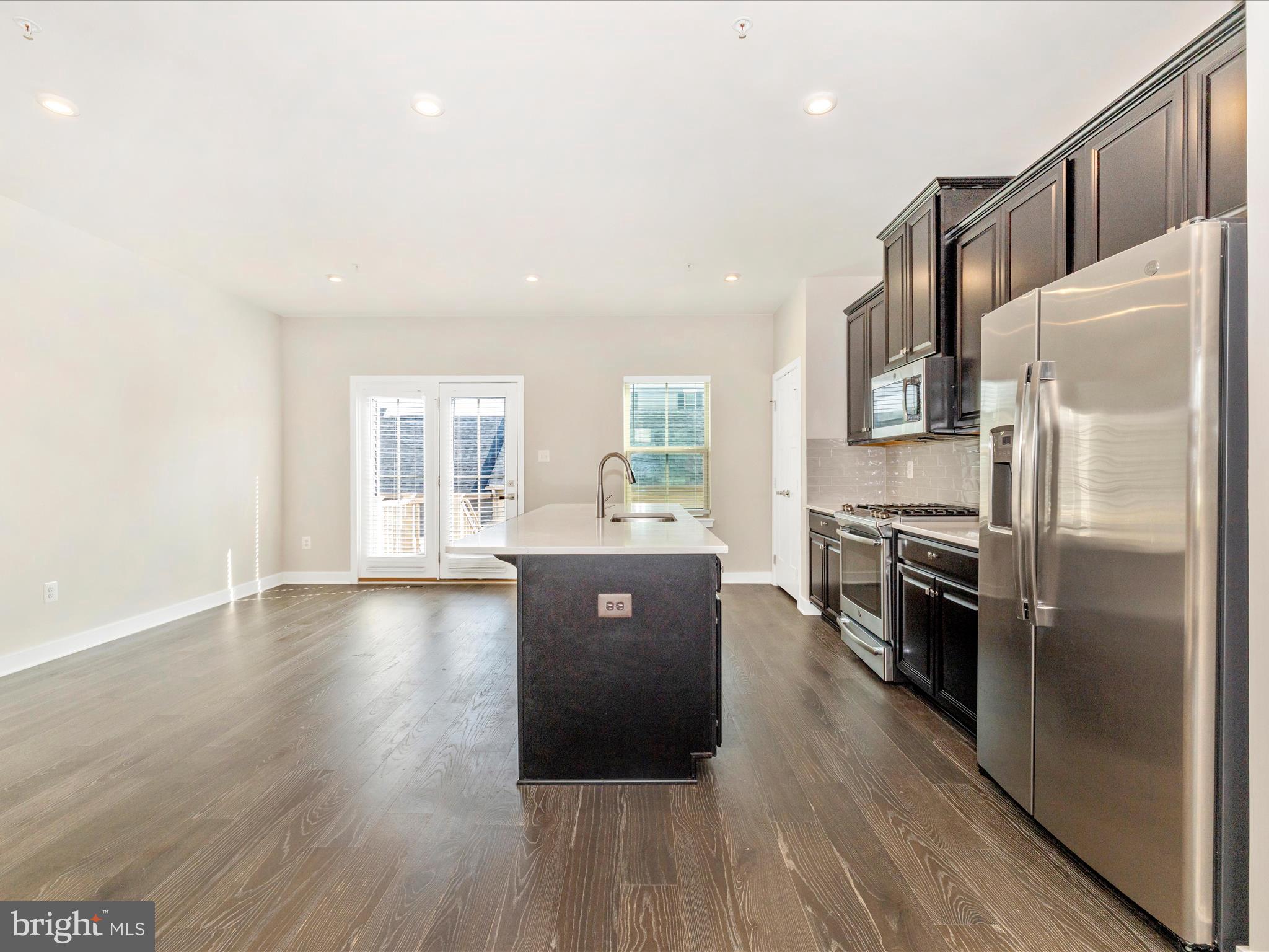 LAKE LINGANORE TOWN CENTER - Residential