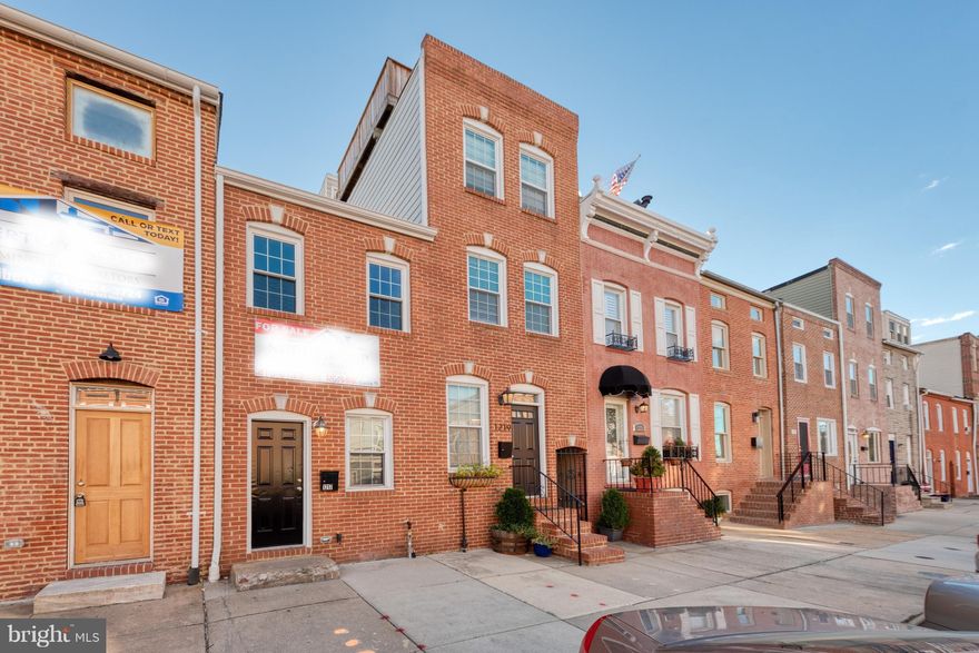 2 bed 1.5 bath with PARKING. Exposed brick highlights the living room while granite and stainless appliances set off the kitchen. French doors walk out to private parking. The master offers vaulted ceilings, exposed brick and huge walk in closet.  Large second bedroom includes balcony.