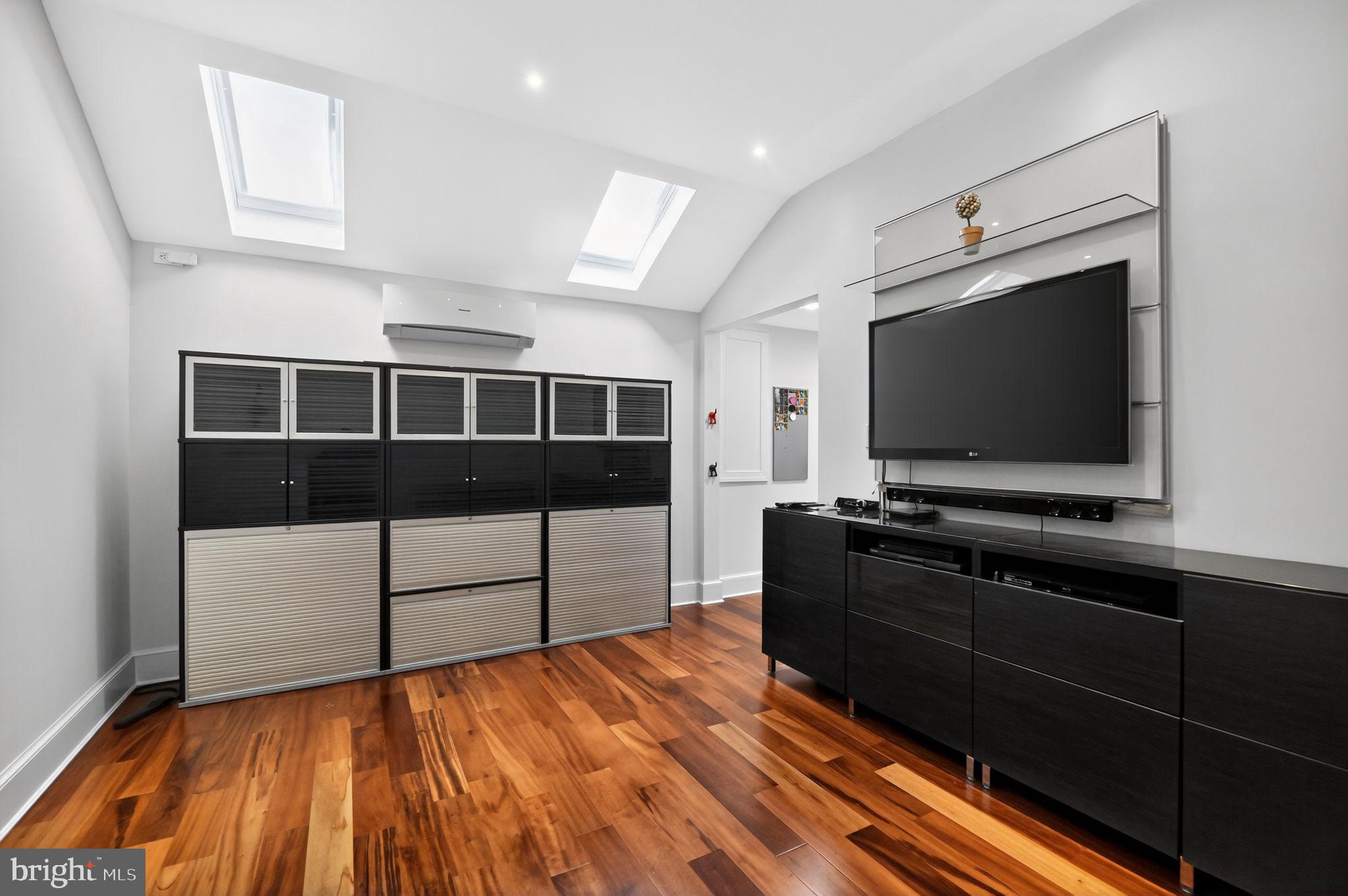 REES ESTATE - Residential