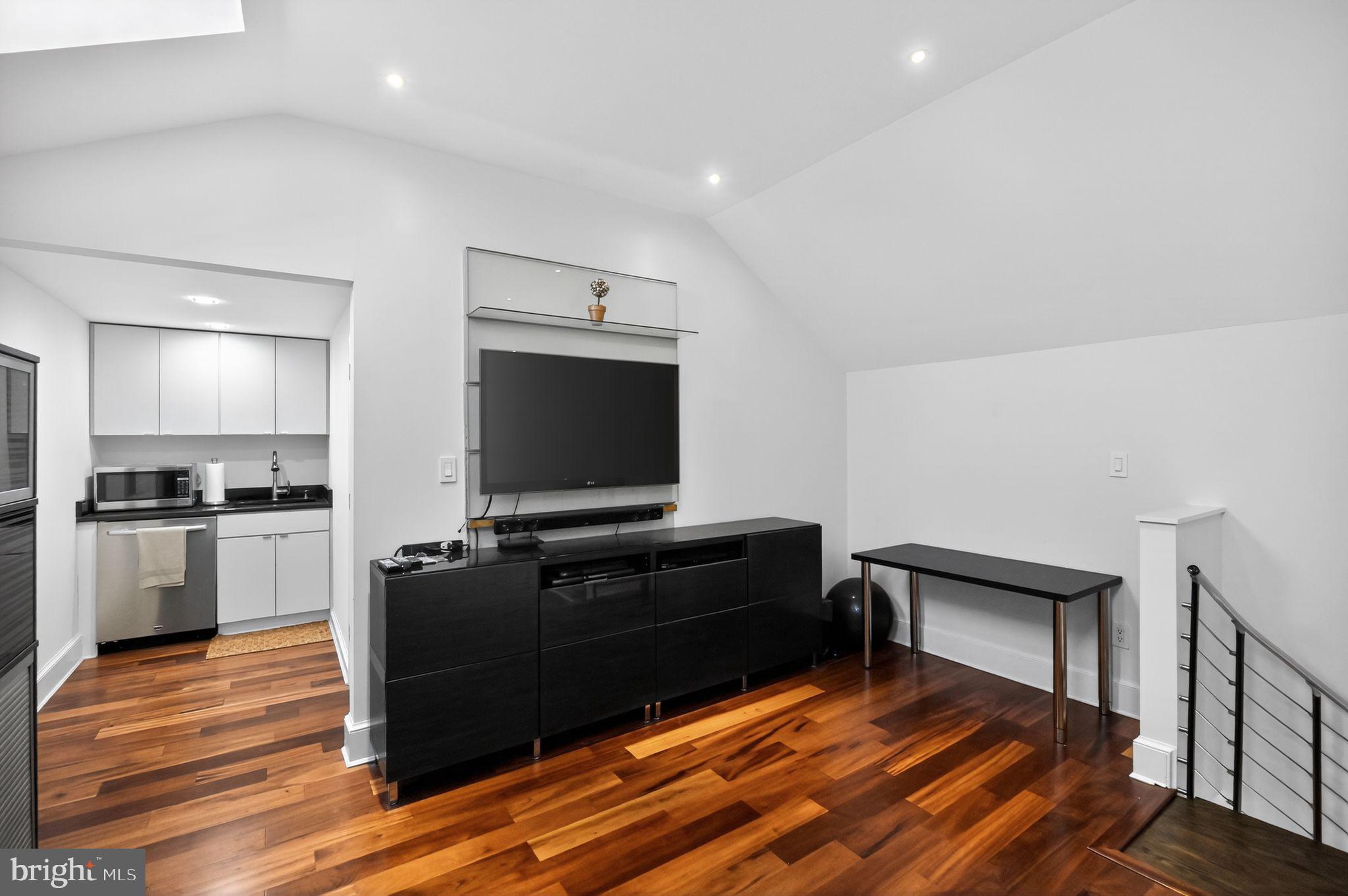 REES ESTATE - Residential