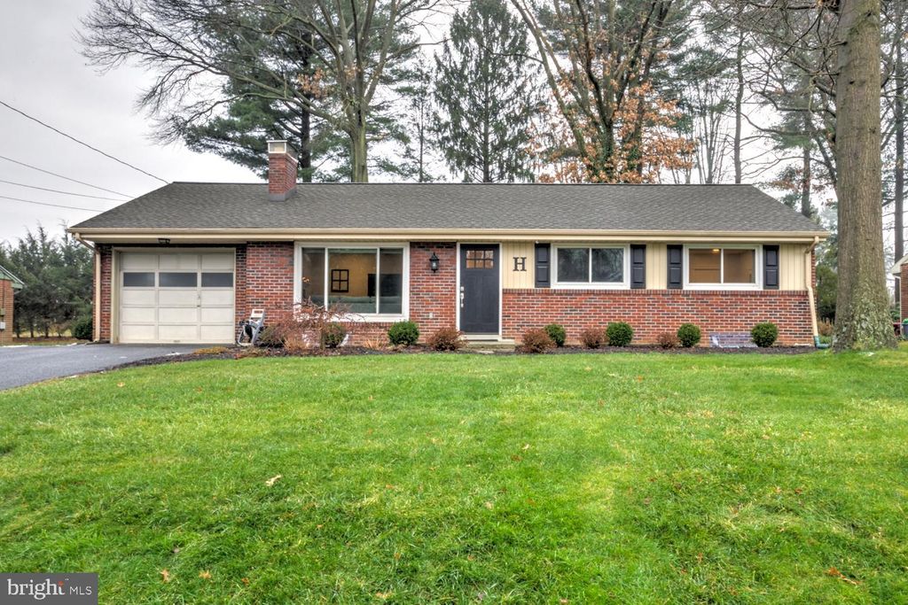 Photo of 1562 Vista Road, LANCASTER, PA 17601 (MLS # PALA2081516)
