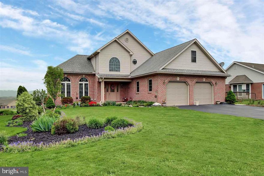 Custom brick home w/ open floor plan & first floor master suite.  2 story foyer, family room w/ stunning stone fireplace & hardwood floors.  Spacious kitchen w/ dining area, breakfast bar & large pantry.  Master suite w/ access to patio,  huge walk-in closet, tray ceiling & bath w/ garden tub & separate shower. Loft  area on 2nd floor.  Bonus room can be finished for a 4th bedroom.  Finished lower level with bath. Covered patio w/ panoramic views