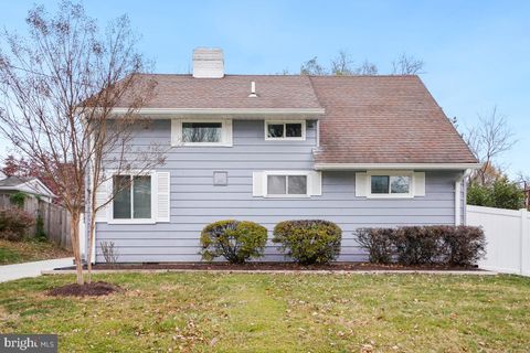 Photo of 5707 Wainwright Avenue, ROCKVILLE, MD 20851 (MLS # MDMC2207382)