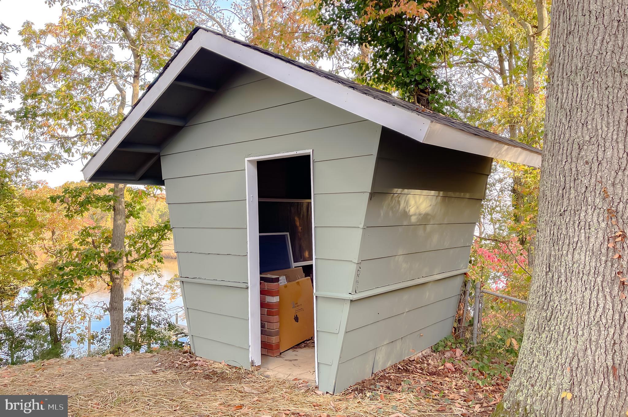 HOLLYWOOD SHORES - Residential