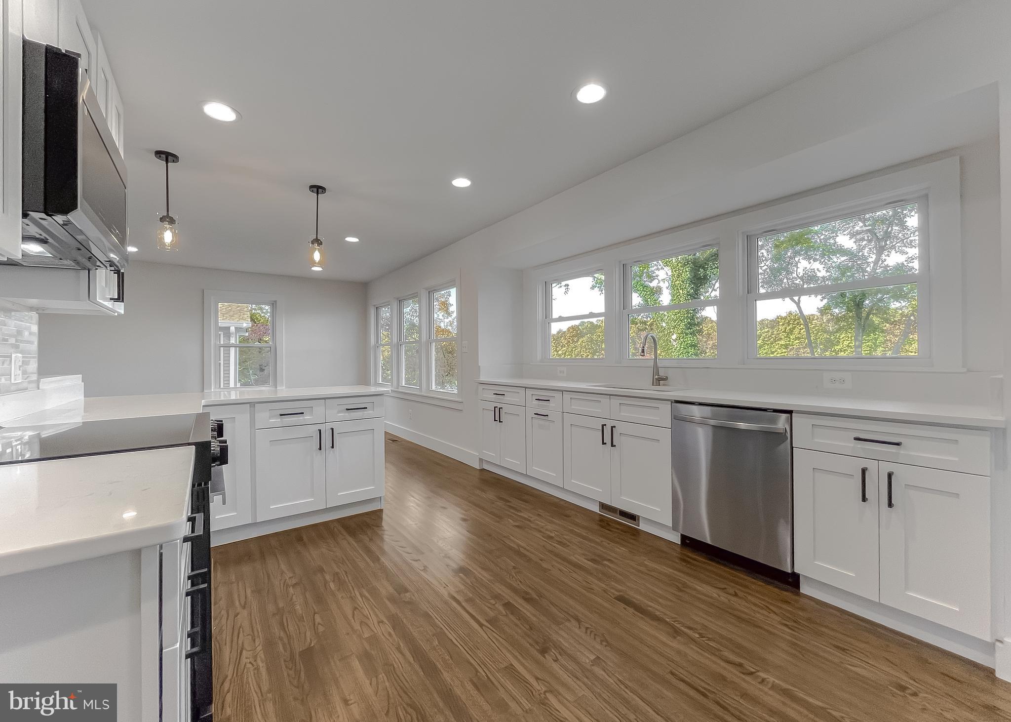 HOLLYWOOD SHORES - Residential