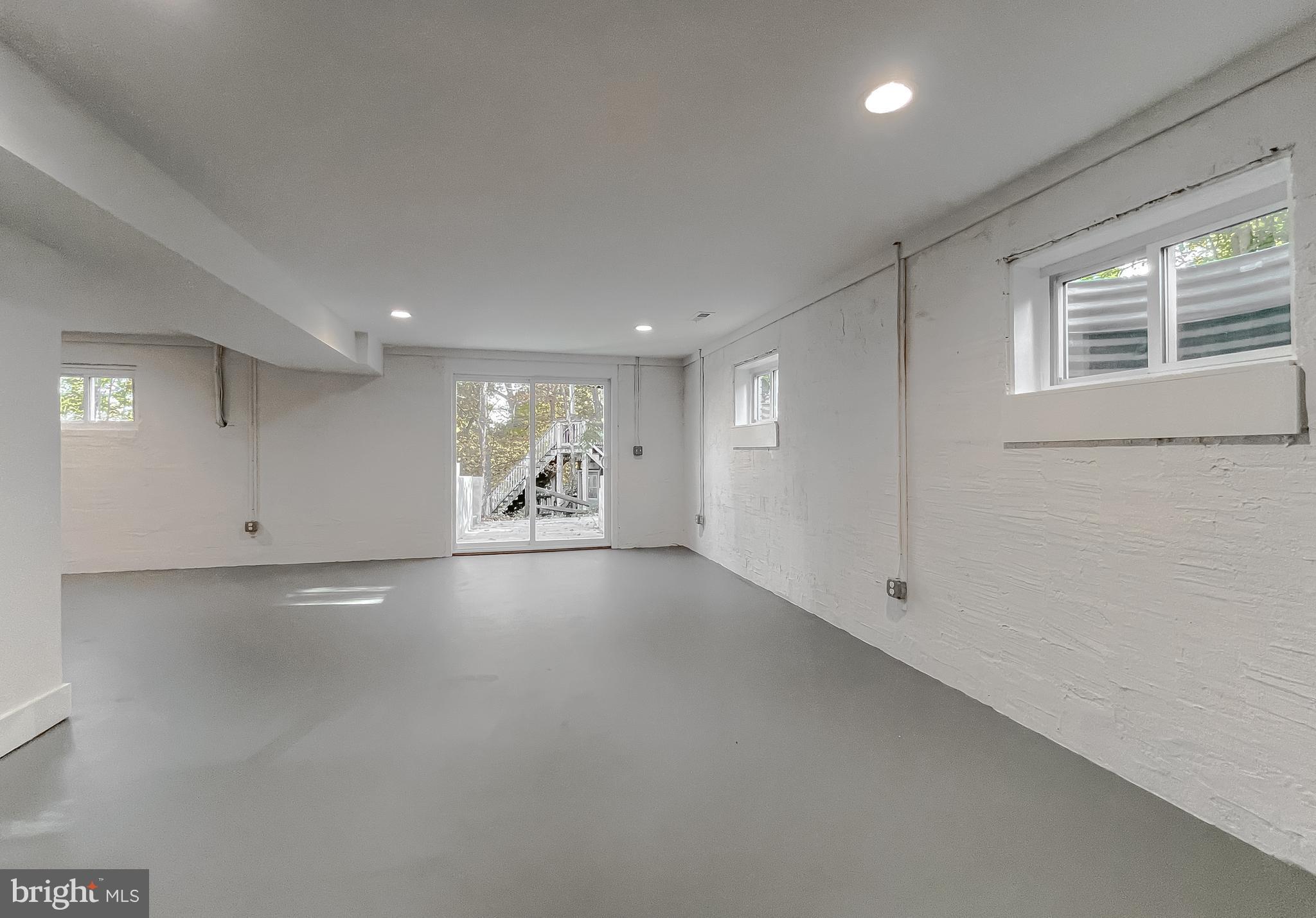 HOLLYWOOD SHORES - Residential