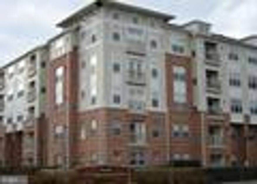 Sunny and Bright unit, Open Floor Plan, Hardwood floors in Living and dining area. Granite Kitchen counter tops. Leave your car and walk a short walk to Vienna metro station. Club house has a Gym, basketball court, business center and outdoor pool. 2 master suites bedrooms. available 3/01