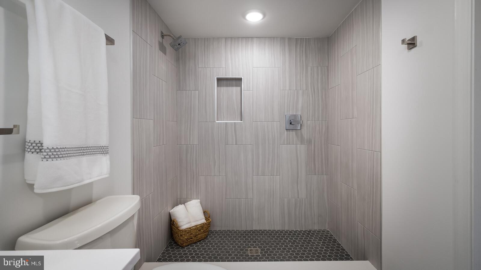 LOGAN SQUARE - Residential Lease