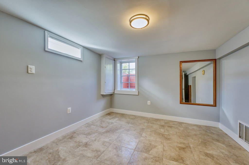 LOVETTSVILLE - Residential